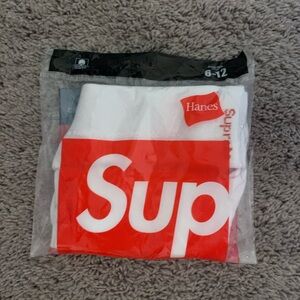 Supreme socks